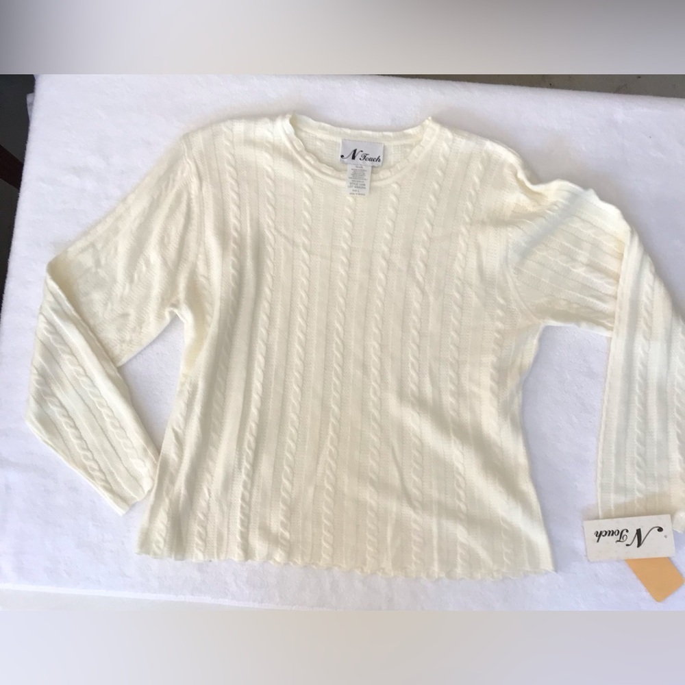 Vintage N Touch Bright ivory Cable Knit Sweater crew neck scalloped sleeve